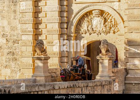 Mdina, Malta - 12 ottobre 2021: Tour in carrozza per le strade di Mdina, Malta. Foto Stock