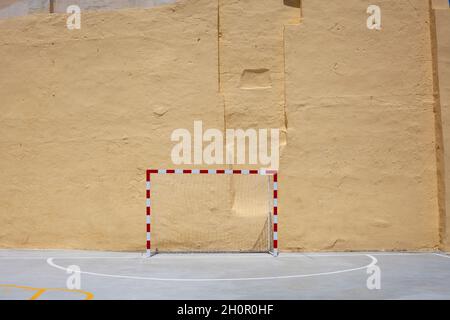 Calcio gol in città in una giornata di sole con spazio copia Foto Stock