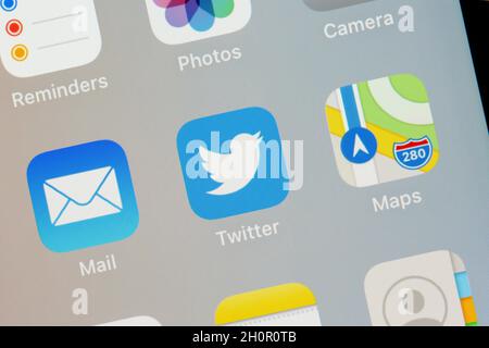 MOSCA, RUSSIA - 12 OTT 2021: Logo Twitter sullo schermo smartphone primo piano Foto Stock