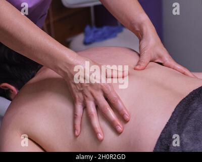 Donna con un massaggio nel centro benessere salon Foto Stock
