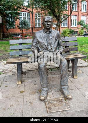 Statua in bronzo seduta di Alan Turing fondatore di informatica a Sackville Park Manchester Inghilterra Foto Stock