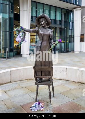 Rise Up Women statua di suffragette Emmeline Pankhurst di Hazel Reeves in St Peters Square Manchester Inghilterra Foto Stock