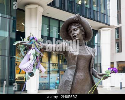 Rise Up Women statua di suffragette Emmeline Pankhurst di Hazel Reeves in St Peters Square Manchester Inghilterra Foto Stock