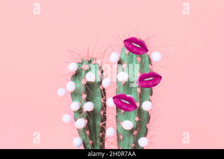 Cactus con labbra rosa femmina su sfondo rosa. Collage d'arte estivo. Lo sfondo di San Valentino. Foto Stock