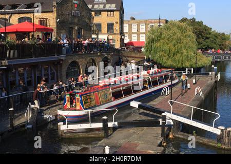 Un battello a barca stretta che passa attraverso la Hampstead Road si blocca sul canale del Regent. Le serrature sono presso il mercato Camden Lock. Regent's Canal, Camden, Londra, Foto Stock