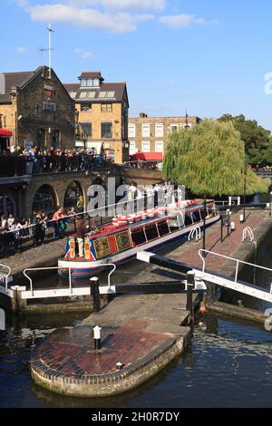 Un battello a barca stretta che passa attraverso la Hampstead Road si blocca sul canale del Regent. Le serrature sono presso il mercato Camden Lock. Regent's Canal, Camden, Londra, Foto Stock