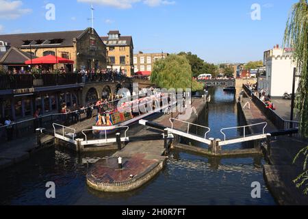 Un battello a barca stretta che passa attraverso la Hampstead Road si blocca sul canale del Regent. Le serrature sono presso il mercato Camden Lock. Regent's Canal, Camden, Londra, Foto Stock