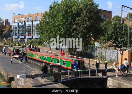 Un battello a barca stretta che passa attraverso il blocco cittadino di Kentish sul canale del Regent, Camden, Londra, Regno Unito. 16 Sep 2007 Foto Stock