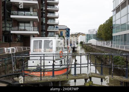 Case galleggianti ormeggiate sul Ransome's Dock non lontano da Albert Bridge sul Tamigi, Londra, Inghilterra, Regno Unito Foto Stock