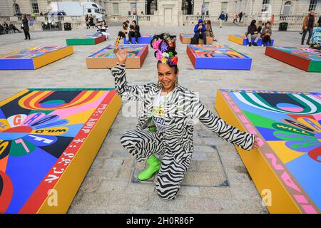 Somerset House, Londra, Regno Unito. 14 Ott 2021. L'artista Lakwena Maciver con il suo lavoro. Courtyard Sculpture Commission: Quadri di basket (2021), Lakwena Maciver. Per gentile concessione di Vigo Gallery. Maciver, artista con sede a Londra, ha creato 20 grandi dipinti di basket interattivi nel suo stile inconfondibile.1-54 è la fiera internazionale d'arte più importante dedicata all'arte contemporanea africana e alla sua diaspora. Credit: Imagplotter/Alamy Live News Foto Stock