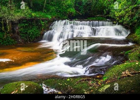 splendida cascata tropicale nella foresta profonda Foto Stock