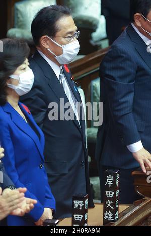 Tokyo, Giappone. 14 Ott 2021. L'annuncio dello scioglimento della Camera dei rappresentanti al Dieta Building di Tokyo, Giappone. Il primo ministro giapponese Fumio Kishida alza la mano e canta 'Banzai' (grazie) il 14 ottobre 2021 a Tokyo, Giappone. (Foto di Kazuki Oishi/Sipa USA) Credit: Sipa USA/Alamy Live News Foto Stock