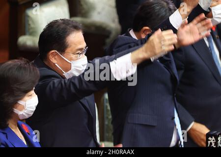 Tokyo, Giappone. 14 Ott 2021. L'annuncio dello scioglimento della Camera dei rappresentanti al Dieta Building di Tokyo, Giappone. Il primo ministro giapponese Fumio Kishida alza la mano e canta 'Banzai' (grazie) il 14 ottobre 2021 a Tokyo, Giappone. (Foto di Kazuki Oishi/Sipa USA) Credit: Sipa USA/Alamy Live News Foto Stock