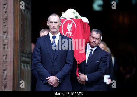 La bara di Roger Hunt viene condotta fuori dalla Cattedrale di Liverpool dopo il funerale. Roger Hunt, il capocannoniere del campionato record di Liverpool, è morto all'età di 83 anni il 27 settembre. Ha firmato per Liverpool nel luglio 1958 e ha fatto la sua ultima apparizione per il club nel dicembre 1969. Hunt, che faceva parte anche della line-up di vincitori della Coppa del mondo inglese 1966, ha segnato un incomparabile 244 goal di campionato per i Reds. Data foto: Giovedì 14 ottobre 2021. Foto Stock