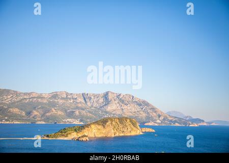Vista aerea di Sveti Nikola o isola di San Nicola è a Budva riviera su sfondo montano, Montenegro Foto Stock
