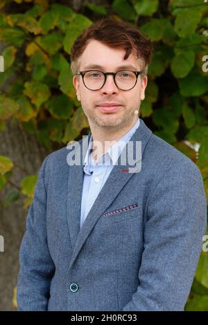 Cheltenham Letteratura Festival, Cheltenham, UK - Giovedì 14 Ottobre 2021 - Sebastian Payne autore e giornalista a Cheltenham - il Festival si svolge fino a domenica 17 Ottobre - le vendite di libri sono salite durante la pandemia. Foto Steven Maggio / Alamy Live News Foto Stock