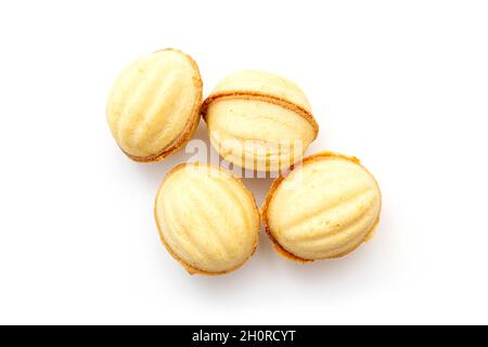 Noci con latte condensato bollito isolato su bianco. Torte Nuts con crema dolce marrone, vista dall'alto Foto Stock