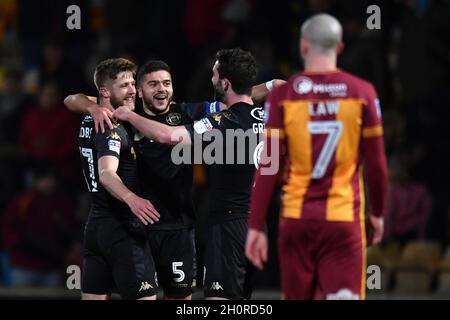 Michael Jacobs (a sinistra) di Wigan Athletic celebra il primo obiettivo del gioco del suo lato Foto Stock