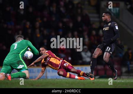 Gavin Massey di Wigan Athletic vede il suo colpo salvato dal portiere di Bradford City, Colin Doyle Foto Stock