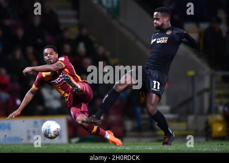 Gavin Massey di Wigan Athletic vede il suo colpo salvato dal portiere di Bradford City, Colin Doyle Foto Stock