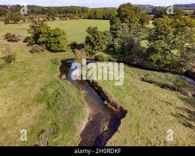 Una vista aerea del piccolo fiume Arrow che attraversa i terreni agricoli nel Warwickshire, Inghilterra. Foto Stock