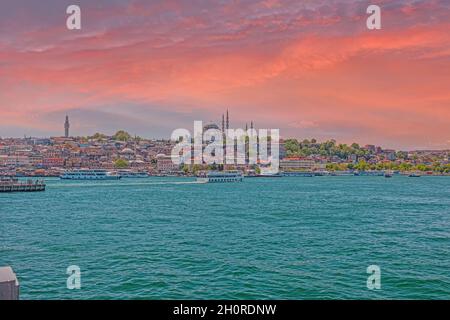 Vista sul Bosforo fino allo skyline di Istanbul nella notte rossa d'estate Foto Stock