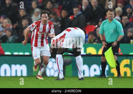 Kurt Zouma di Stoke City si scontra con Joe Allen di Stoke City Foto Stock