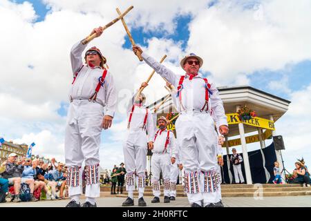 Ballerini popolari inglesi, Kent Hartley Morris ballare sul lungomare al festival della settimana popolare di Broadstairs in un sole luminoso in una giornata estiva. Foto Stock