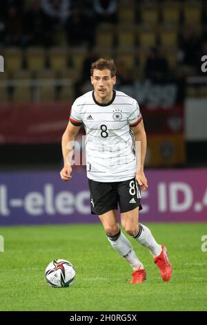 Skopje, Macedonia settentrionale. 11 ottobre 2021. Calcio: Qualificazioni Coppa del mondo Europa, Macedonia del Nord - Germania, fase del Gruppo, Gruppo J, Matchday 8, alla Telekom Arena. La Germania Leon Goretzka gioca la palla. Credit: Federico Gambarini/dpa/Alamy Live News Foto Stock