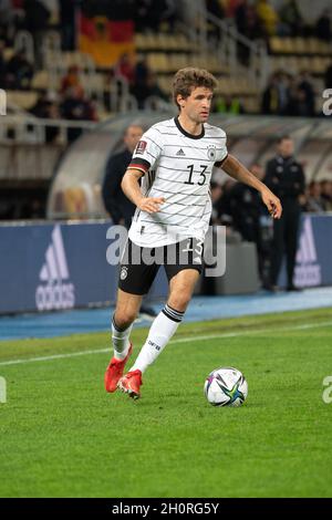 Skopje, Macedonia settentrionale. 11 ottobre 2021. Calcio: Qualificazioni Coppa del mondo Europa, Macedonia del Nord - Germania, fase del Gruppo, Gruppo J, Matchday 8, alla Telekom Arena. Thomas Müller, in Germania, gioca la palla. Credit: Federico Gambarini/dpa/Alamy Live News Foto Stock