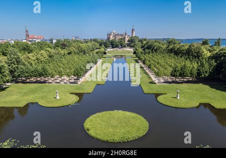 Vista panoramica aerea sul castello Schwerin e sul parco del castello Schwerin, Germania Foto Stock