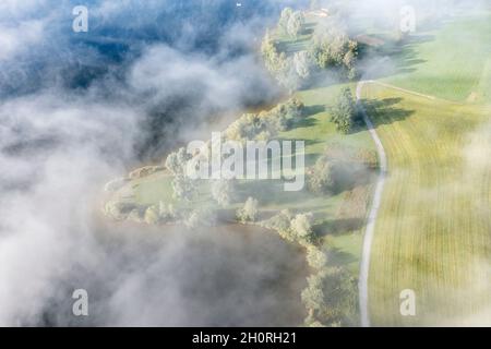 Fuco, nuvole sopra la zona balneare sulla piccola penisola al lago Rottachsee con capanna, Allgaeu, Baviera, tedesco Foto Stock