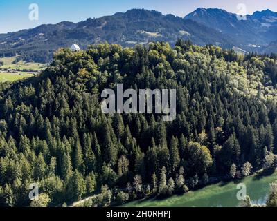 Veduta aerea di Burgkirche Schöllang, castello chiesa Schollang sopra il fiume Iller a nord di Oberstdorf, Baviera, tedeschi Foto Stock