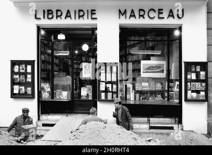 Street Photography, Parigi, Francia, 1976, Librairie Marceau. Foto Stock