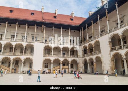 CRACOVIA, POLONIA - 3 SETTEMBRE 2016: I turisti visitano un cortile del castello di Wawel a Cracovia, Polonia Foto Stock