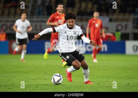 Skopje, Macedonia settentrionale. 11 ottobre 2021. Calcio: Qualificazioni Coppa del mondo Europa, Macedonia del Nord - Germania, fase del Gruppo, Gruppo J, Matchday 8, alla Telekom Arena. Il tedesco Serge Gnabry gioca la palla. Credit: Federico Gambarini/dpa/Alamy Live News Foto Stock