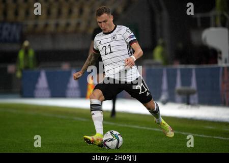 Skopje, Macedonia settentrionale. 11 ottobre 2021. Calcio: Qualificazione Coppa del mondo Europa, Macedonia del Nord - Germania, fase del Gruppo, Gruppo J, Matchday 8, alla Telekom Arena. David Raum in Germania gioca la palla. Credit: Federico Gambarini/dpa/Alamy Live News Foto Stock