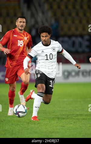 Skopje, Macedonia settentrionale. 11 ottobre 2021. Calcio: Qualificazioni Coppa del mondo Europa, Macedonia del Nord - Germania, fase del Gruppo, Gruppo J, Matchday 8, alla Telekom Arena. Il tedesco Serge Gnabry gioca la palla. Credit: Federico Gambarini/dpa/Alamy Live News Foto Stock