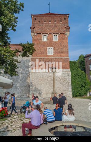 CRACOVIA, POLONIA - 3 SETTEMBRE 2016: La gente si siede di fronte alla Torre dei ladri del castello di Wawel a Cracovia, Polonia Foto Stock