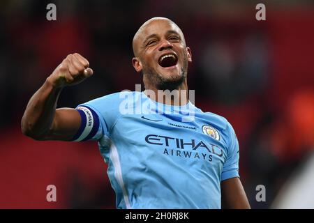 Vincent Kompany di Manchester City festeggia al fischio finale Foto Stock