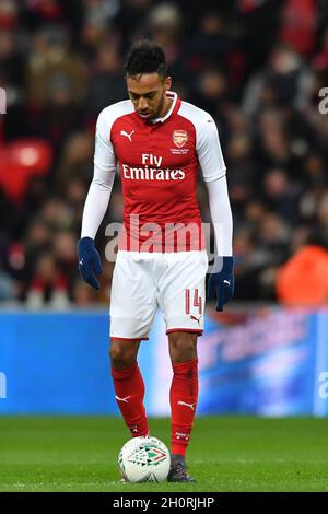 Pierre-Emerick Aubameyang di Arsenal appare sconvolta quando Vincent Kompany di Manchester City celebra il suo secondo obiettivo del gioco Foto Stock