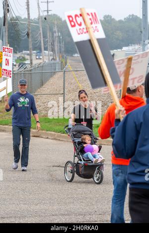 Battle Creek, Michigan, Stati Uniti. 13 ottobre 2021. I membri della Bakery Workers Local 3G picket la pianta di cereali Kellogg. I lavoratori di tutte e quattro le piante di cereali degli Stati Uniti sono in sciopero. Stanno combattendo contro il sistema salariale a due livelli di Kellogg, che offre ai nuovi assunti retribuzioni e benefici nettamente inferiori. Credit: Jim West/Alamy Live News Foto Stock