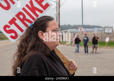 Battle Creek, Michigan, Stati Uniti. 13 ottobre 2021. Sonia Hughes decapita la pianta di cereali Kellogg. I membri del Bakery Workers Union sono in sciopero presso tutte e quattro le piante cerealicole di US Kellogg. Stanno combattendo contro il sistema salariale a due livelli di Kellogg, che offre ai nuovi assunti retribuzioni e benefici nettamente inferiori. Credit: Jim West/Alamy Live News Foto Stock