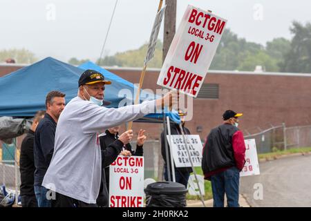 Battle Creek, Michigan, Stati Uniti. 13 ottobre 2021. I membri della Bakery Workers Local 3G picket la pianta di cereali Kellogg. I lavoratori di tutte e quattro le piante di cereali degli Stati Uniti sono in sciopero. Stanno combattendo contro il sistema salariale a due livelli di Kellogg, che offre ai nuovi assunti retribuzioni e benefici nettamente inferiori. Credit: Jim West/Alamy Live News Foto Stock