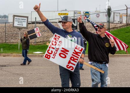 Battle Creek, Michigan, Stati Uniti. 13 ottobre 2021. I membri della Bakery Workers Local 3G picket la pianta di cereali Kellogg. I lavoratori di tutte e quattro le piante di cereali degli Stati Uniti sono in sciopero. Stanno combattendo contro il sistema salariale a due livelli di Kellogg, che offre ai nuovi assunti retribuzioni e benefici nettamente inferiori. Credit: Jim West/Alamy Live News Foto Stock