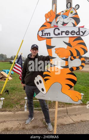 Battle Creek, Michigan, Stati Uniti. 13 ottobre 2021. I membri della Bakery Workers Local 3G picket la pianta di cereali Kellogg. I lavoratori di tutte e quattro le piante di cereali degli Stati Uniti sono in sciopero. Stanno combattendo contro il sistema salariale a due livelli di Kellogg, che offre ai nuovi assunti retribuzioni e benefici nettamente inferiori. Credit: Jim West/Alamy Live News Foto Stock