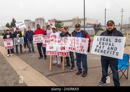 Battle Creek, Michigan, Stati Uniti. 13 ottobre 2021. I membri della Bakery Workers Local 3G picket la pianta di cereali Kellogg. I lavoratori di tutte e quattro le piante di cereali degli Stati Uniti sono in sciopero. Stanno combattendo contro il sistema salariale a due livelli di Kellogg, che offre ai nuovi assunti retribuzioni e benefici nettamente inferiori. Credit: Jim West/Alamy Live News Foto Stock