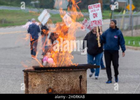 Battle Creek, Michigan, Stati Uniti. 13 ottobre 2021. I membri della Bakery Workers Local 3G picket la pianta di cereali Kellogg. I lavoratori di tutte e quattro le piante di cereali degli Stati Uniti sono in sciopero. Stanno combattendo contro il sistema salariale a due livelli di Kellogg, che offre ai nuovi assunti retribuzioni e benefici nettamente inferiori. Credit: Jim West/Alamy Live News Foto Stock