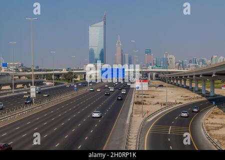 DUBAI, Emirati Arabi Uniti - 21 OTTOBRE 2016: Traffico sulla Sheikh Zayed Road a Dubai, Emirati Arabi Uniti Foto Stock