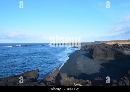 Vista panoramica della spiaggia di sabbia nera di Dritvik e della roccia lavica nera. Foto Stock